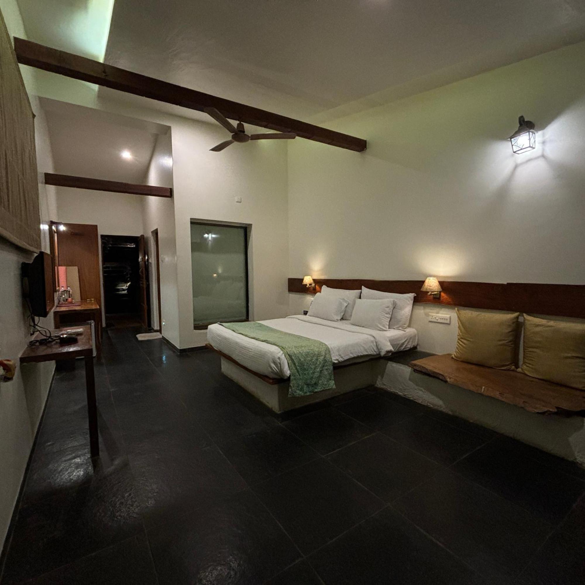 Nisarg Resort Kolhapur Buitenkant foto